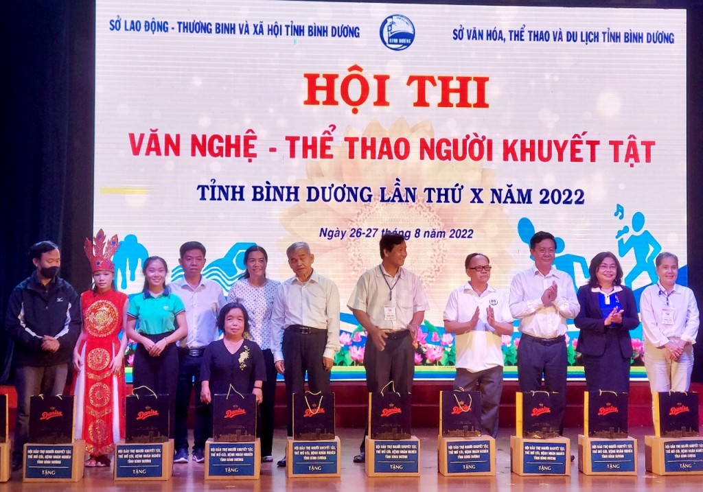 Các đại biểu, nhà tài trợ và Ban tổ chức tặng quà tới người khuyết tật tham gia hội thi