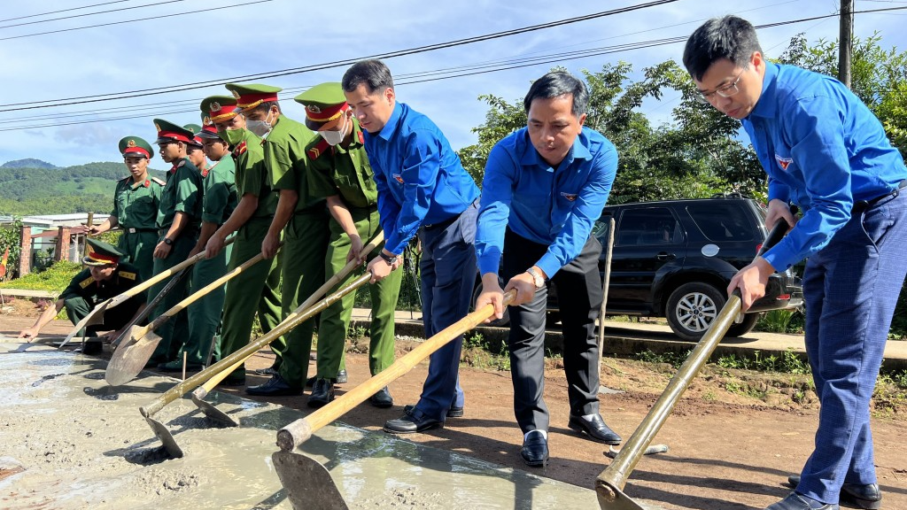 Các vị đại biểu tham gia thực hiện công trình thanh niên 