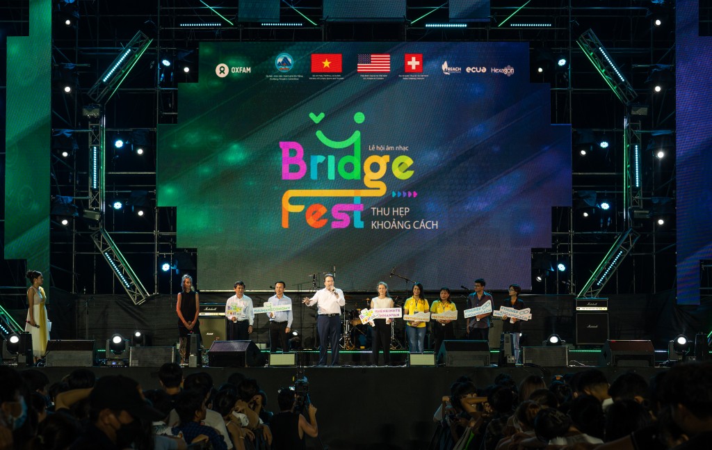 Đại sứ Hoa Kỳ tại Việt Nam cùng đại diện Ban tổ chức cùng khai mạc BridgeFest 2022