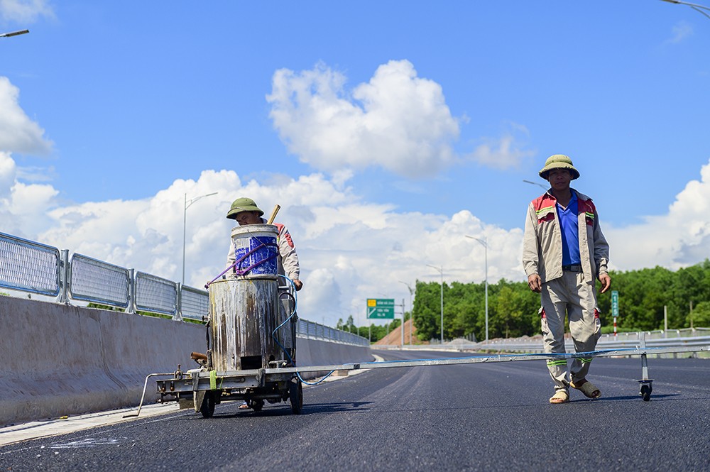 Công đoạn sơn kẻ vạch sẽ được thực hiện cuối cùng sau khi trải thảm xong.