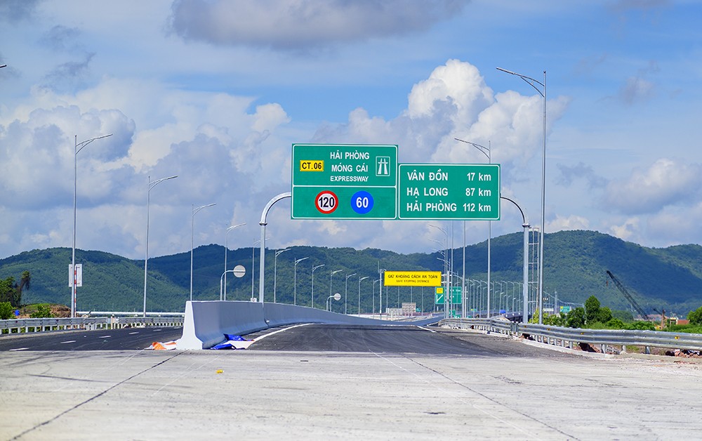 Tuyến đường có chiều dài 80 km nối sân bay Vân Đồn, khu kinh tế Vân Đồn với Khu kinh tế cửa khẩu Móng Cái. Điểm đầu tuyến nối với cao tốc Vân Đồn – Tiên Yên.