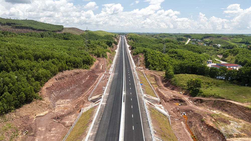 Cao tốc Tiên Yên – Móng Cái nằm trong dự án thứ 3 xây dựng cao tốc nối Hạ Long – Vân Đồn – Móng Cái của tỉnh Quảng Ninh được đầu tư bằng hình thức BOT do Công ty TNHH Đầu tư và phát triển hạ tầng Vân Đồn làm chủ đầu tư.
