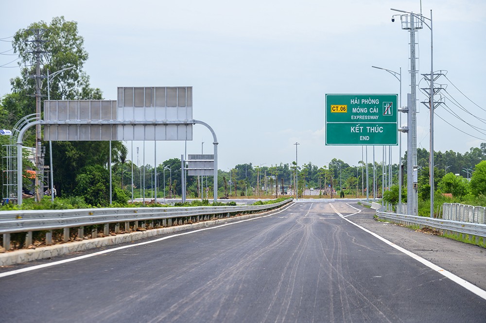Điểm cuối tuyến cao tốc nối với đường dẫn cầu Bắc Luân 2, Cửa khẩu Bắc Luân 2 và Khu kinh tế cửa khẩu Móng Cái, TP Móng Cái.