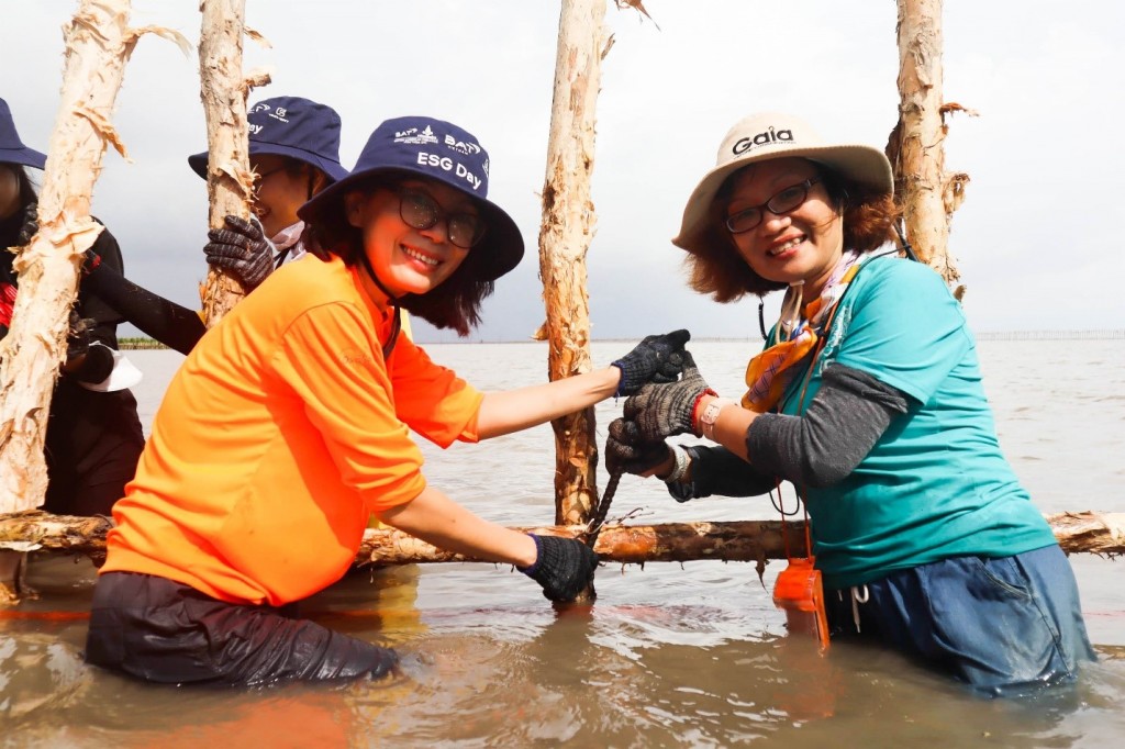 Các thành viên BAT Việt Nam và Gaia hào hứng tham gia khoanh nuôi tại Vườn quốc gia Cà Mau, tiến đến “phủ xanh” nơi đây