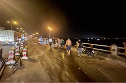 Hà Nội: Xe tải đâm đổ thành cầu Thanh Trì, lao xuống sông Hồng