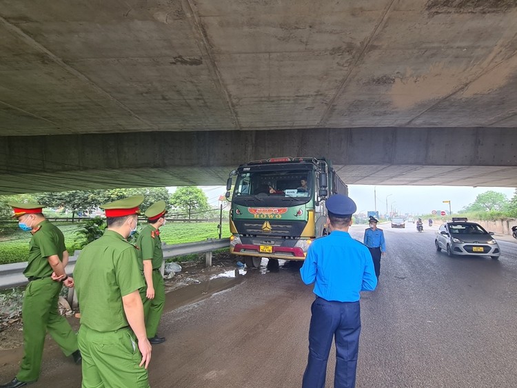 xử lý tình trạng xe tải cơi nới thành thùng, quá khổ, quá tải, chở vật liệu xây dựng gây ô nhiễm môi trường.