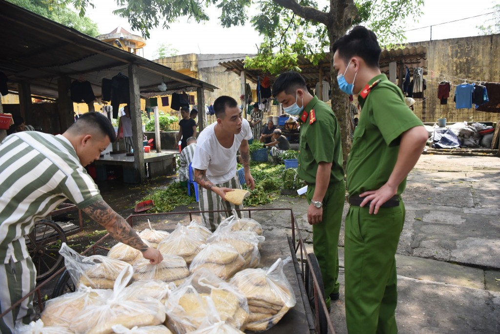 Cán bộ trại giam Vĩnh Quang (Bộ Công An) kiểm tra bếp ăn của trại viên