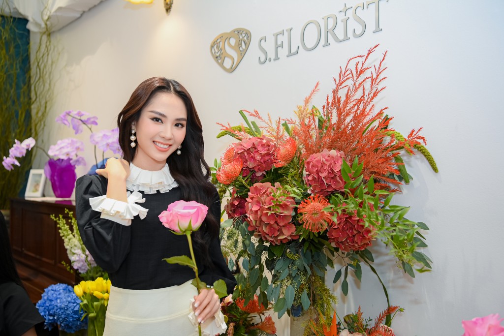 Top 3 Miss World Vietnam 2022 đến Hà Nội học cắm hoa