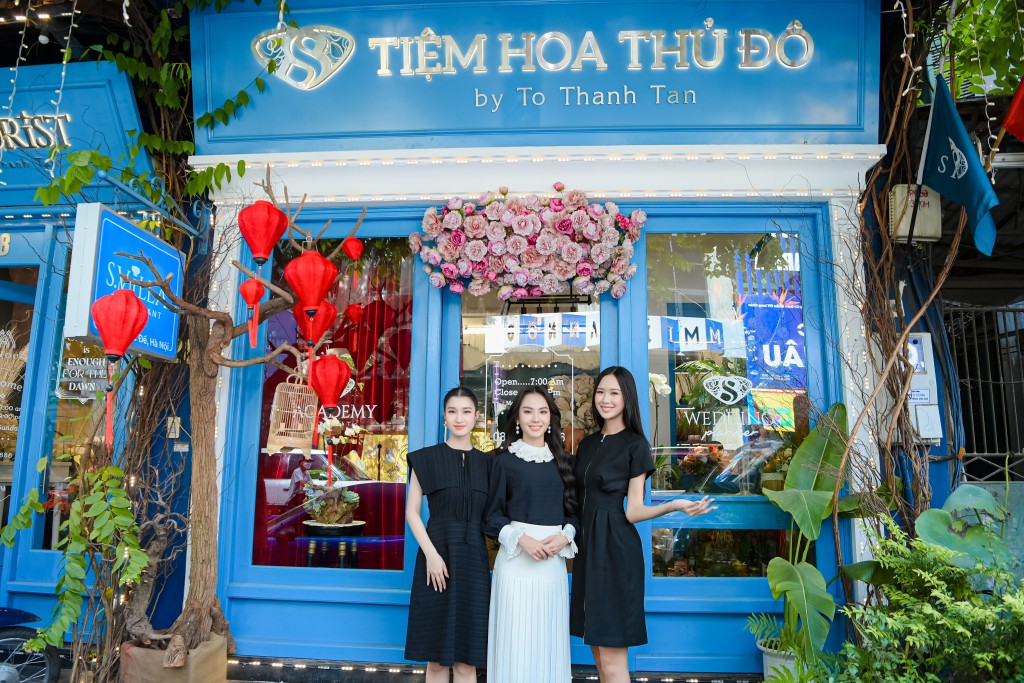 Các nàng hậu hào hứng buổi học cắm hoa tại Hà Nội