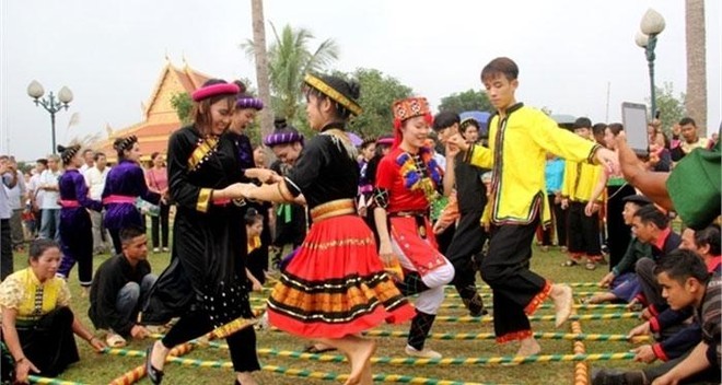 Đồng bào dân tộc biểu diễn tại Làng Văn hóa - Du lịch các dân tộc Việt Nam. Ảnh: BTC.