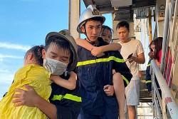 Cảnh sát kịp thời giải cứu 4 người mắc kẹt trong vụ cháy chung cư Văn Quán, Hà Đông