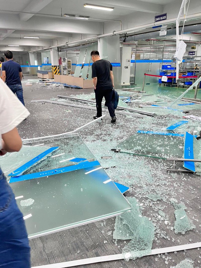 Tại hiện trường nhiều tấm kính lớn bị vỡ vụn sau vụ nổ