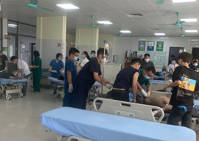 Các công nhân bị thương được đưa vào bệnh viện cấp cứu