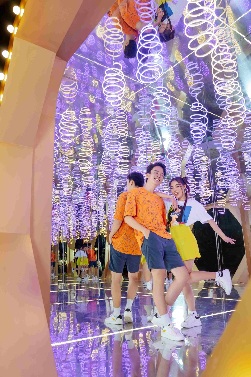 Mặt trăng khổng lồ nơi biển hồ Vincom Mega Mall Ocean Park gồm hệ gương và led neon bên trong tạo không gian check-in vô tận