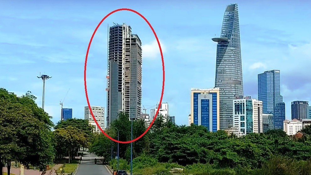 TP Hồ Chí Minh: Tòa nhà Saigon One Tower thay kính mới sau 11 năm ngưng thi công