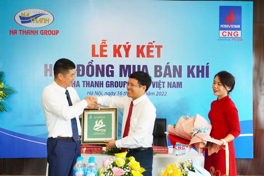 / Trao tặng lưu niệm mang ý nghĩa đoàn kết cùng phát triển