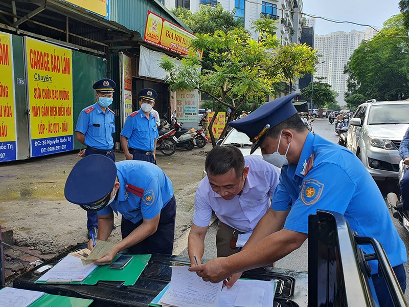 Lực lượng CSGT phối hợp với công an quận và lực lượng Thanh tra giao thông kiểm tra xử lý xe khách vi phạm