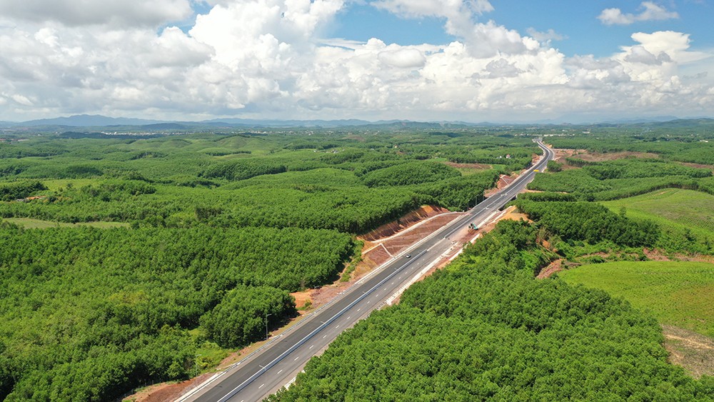 Cao tốc Vân Đồn - Móng Cái chạy dọc các huyện, thành phố khu vực miền Đông của tỉnh, như trục xương sống kết nối chuỗi các KKT, khu đô thị, các điểm du lịch. Đây là công trình tự hào của nhân dân tỉnh Quảng Ninh.