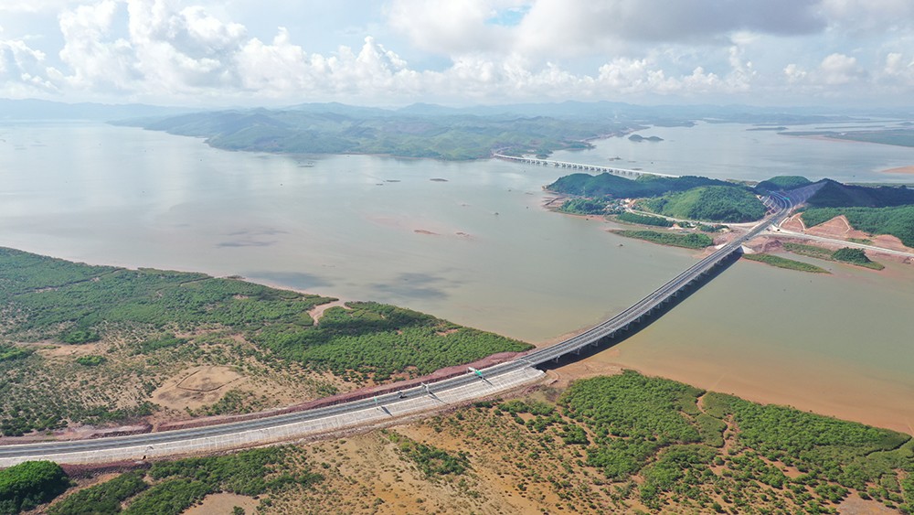 Tuyến Vân Đồn - Móng Cái có chiều dài 80 km, trong đó đoạn Vân Đồn - Tiên Yên dài 16,8 km, được triển khai theo hình thức đầu tư công với tổng mức đầu tư hơn 3.650 tỷ đồng. 