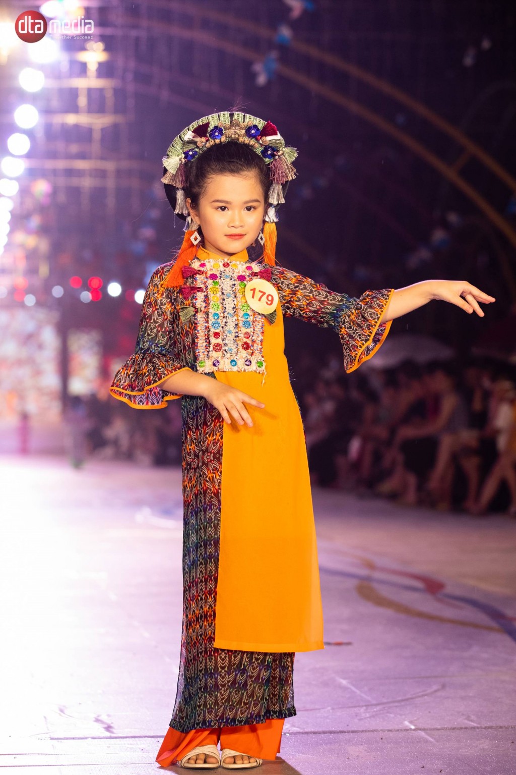 Lễ hội Áo dài trẻ em Việt Nam hướng về nguồn cội trên đất Tổ