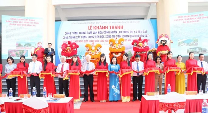 Lãnh đạo Tổng LĐLĐ Việt Nam và tỉnh Bình Dương cắt băng khánh thành Trung tâm Văn hóa công nhân lao động thị xã Bến Cát