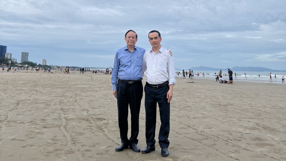 Nhà thơ Nguyễn Hồng Vinh (bên trái) tại bãi Sau biển Vũng Tàu