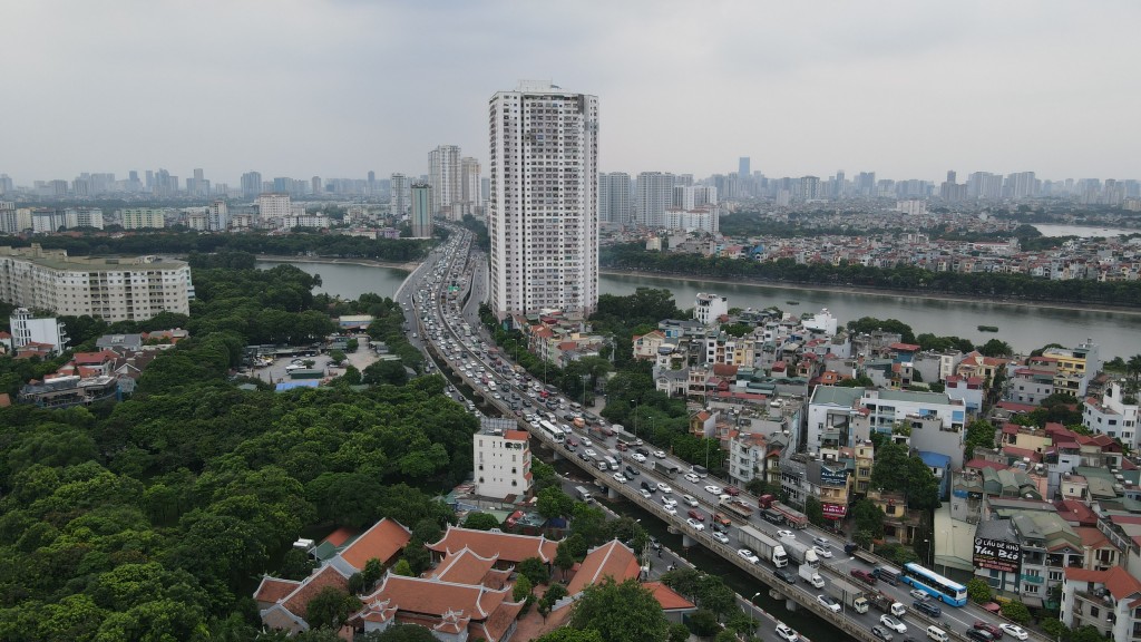 Hà Nội: Dòng người đổ về quê nghỉ lễ tăng cao khiến đường phố tắc nghẽn