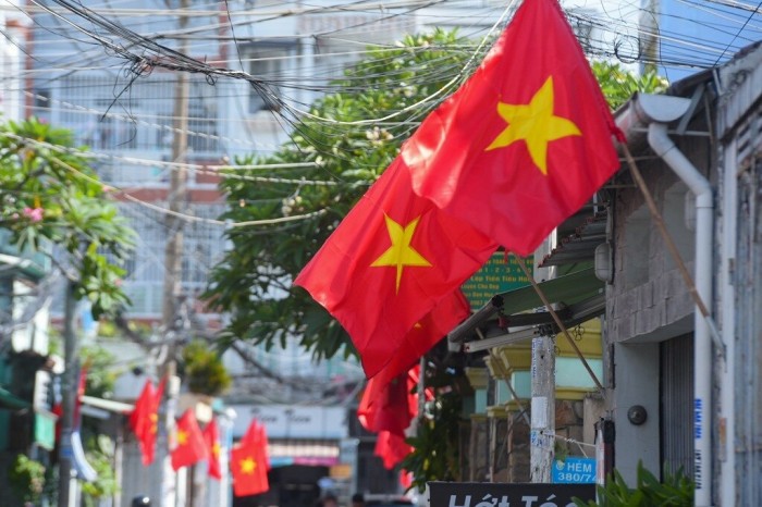 Nhiều chủ cửa hàng kinh doanh cờ hoa tại TP Hồ Chí Minh cho biết, sau một năm dịch bệnh, năm nay lượng cờ đỏ sao vàng được bán ra nhiều hơn.