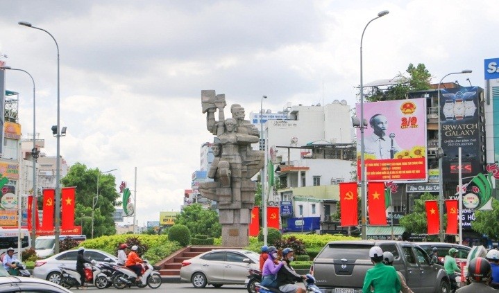 Vòng xoay Lý Thái Tổ băng rôn, áp phích được treo trang hoàng nhân dịp Tết độc lập của dân tộc