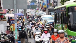 TP Hồ Chí Minh: Người dân đổ về các bến xe nghỉ lễ, gây kẹt xe cục bộ