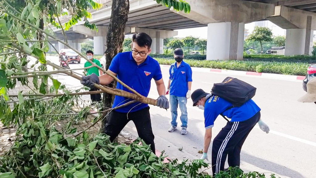 Đoàn viên, thanh niên quận Hoàng Mai vệ sinh môi trường 