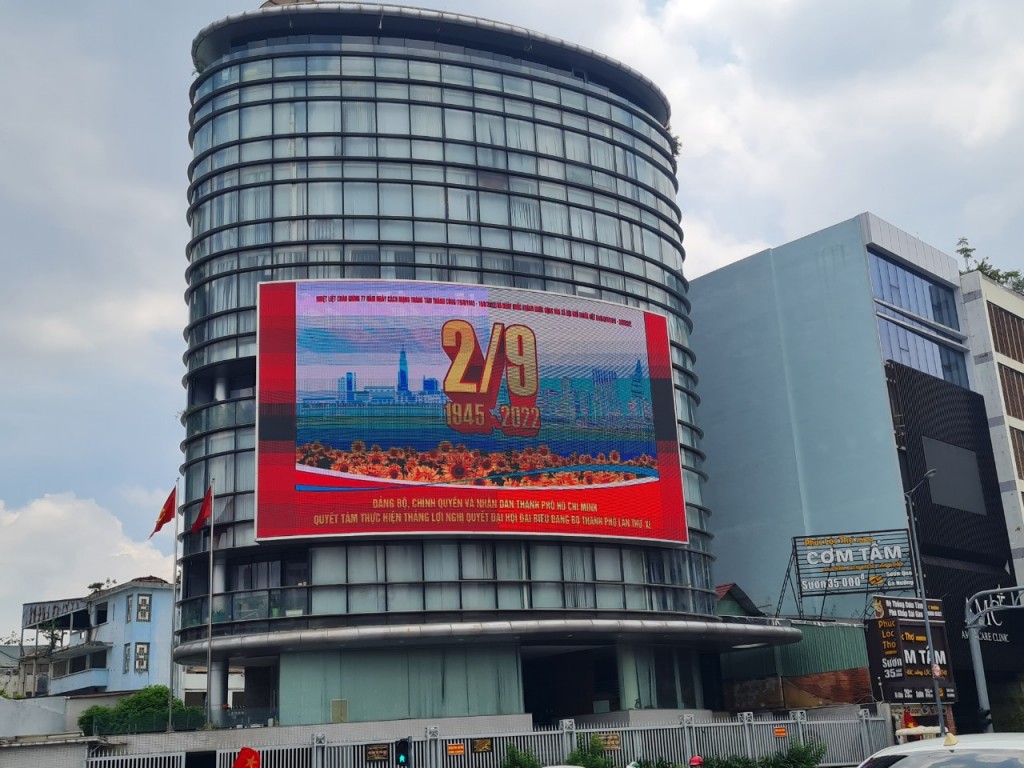 Banner trên tòa nhà đường Nguyễn Văn Trỗi