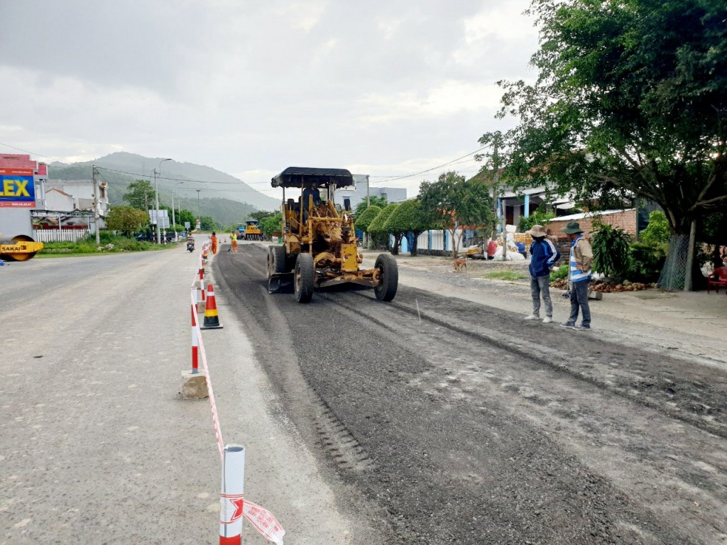 xử lý mặt đường để đảm bảo an toàn giao thông ( trên quốc lộ 1, qua địa bàn tỉnh Phú Yên ) (1)