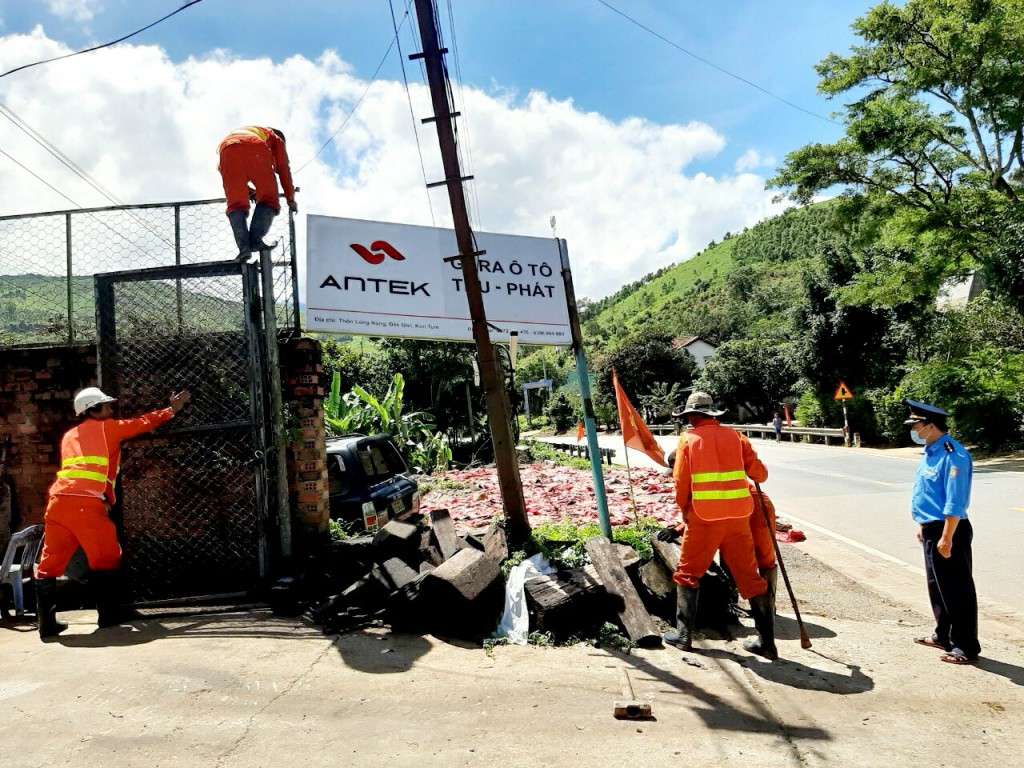 Các đơn vị tổ chức dọn hàng lang an toàn giao thông 