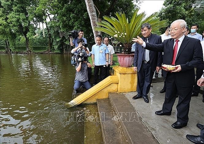 Tổng Bí thư Nguyễn Phú Trọng thăm ao cá Bác Hồ.  