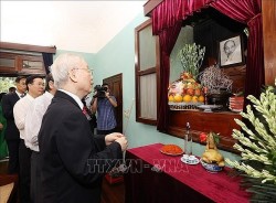 Tổng Bí thư Nguyễn Phú Trọng dâng hương tưởng niệm Chủ tịch Hồ Chí Minh tại Nhà 67