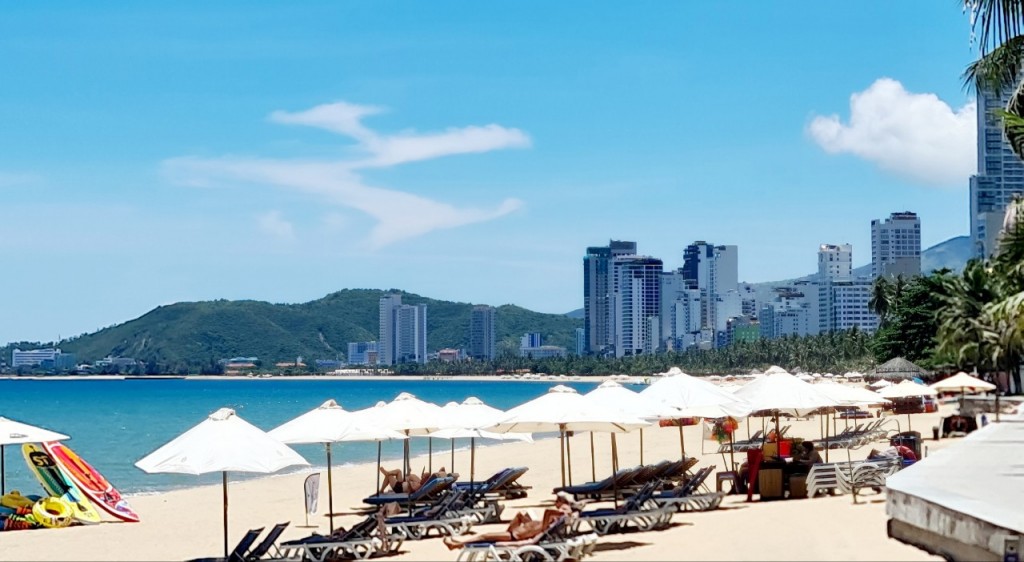 Khách du lịch tại bãi biển Nha Trang