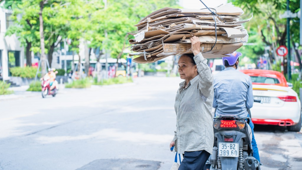 Cô Lam (Thanh Xuân, Hà Nội) tranh thủ thời tiết mát mẻ đi mua ve chai