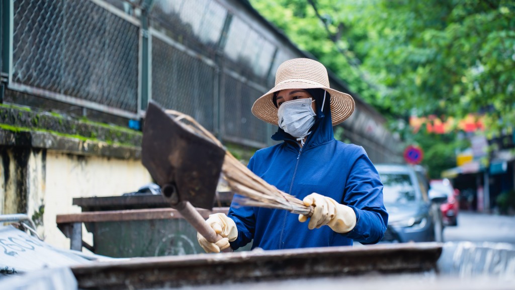 Dù là ngày lễ nhưng chị Hương (công nhân vệ sinh) vẫn phải làm việc để đảm bảo Thủ đô luôn xanh - sạch - đẹp trong mọi thời điểm