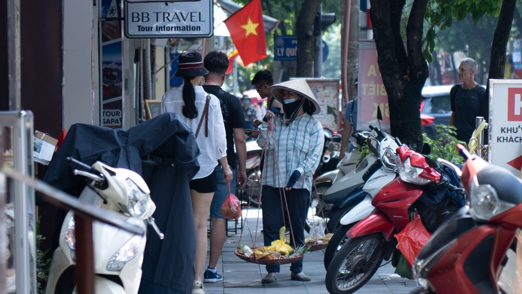 Trong ánh nắng nhẹ của ngày đầu tháng 9, có dịp đi một vòng trung tâm Hà Nội, chúng ta sẽ được chiêm ngưỡng nhiều góc độ khác nhau về một Thủ đô dấu yêu vừa thân quen mà khác lạ, vừa hiện đại mà rất đỗi yên bình