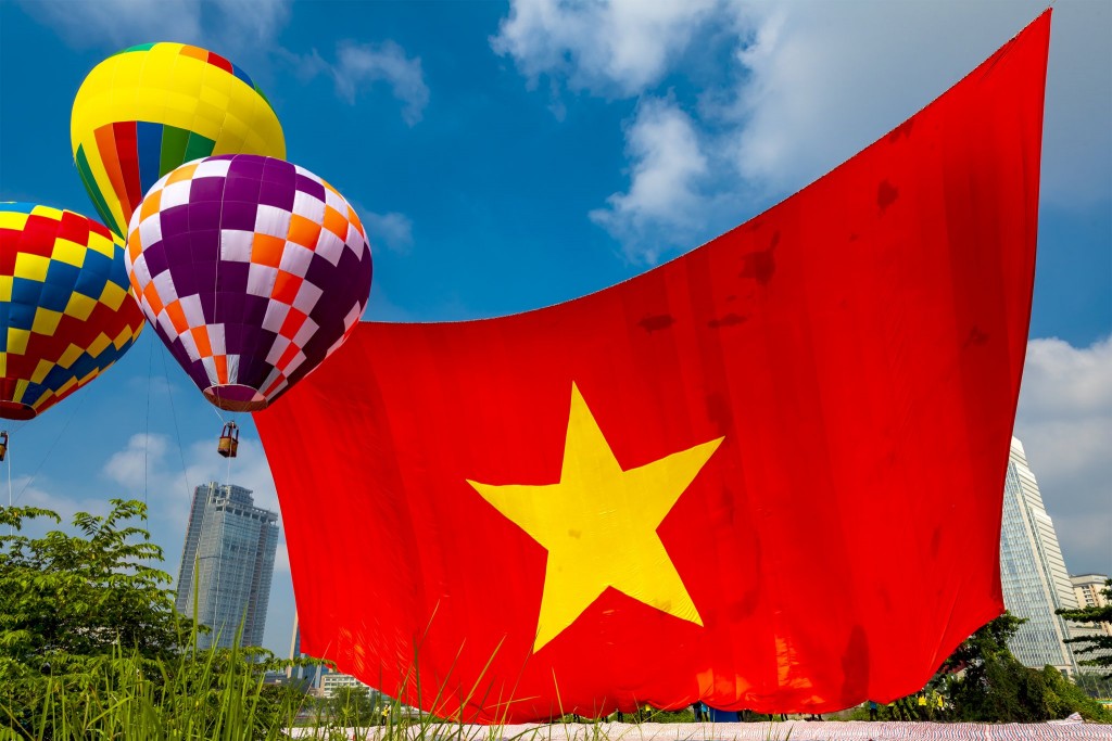TP Hồ Chí Minh: Đại kỳ 1.800m2 tung bay trên sông Sài Gòn nhân ngày Tết Độc lập