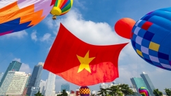 TP Hồ Chí Minh: Đại kỳ 1.800m2 tung bay trên bầu trời sông Sài Gòn nhân ngày Tết Độc lập