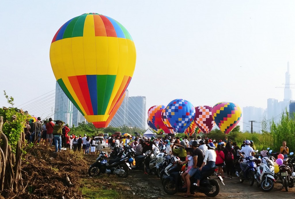 10 khinh khí cầu nhỏ hơn được thả lên nền trời TP Hồ Chí Minh