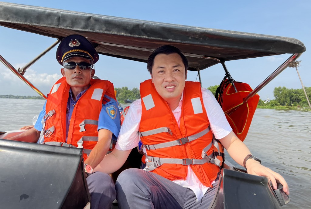 Ông Cao Văn Chóng (bên phải) - Phó Giám đốc Sở Văn hóa, Thể thao và Du lịch tỉnh Bình Dương