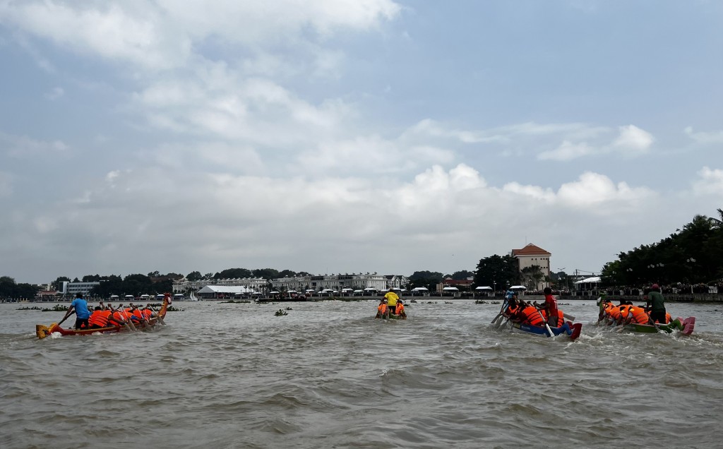 Sôi động Giải đua thuyền truyền thống tại TP Thủ Dầu Một