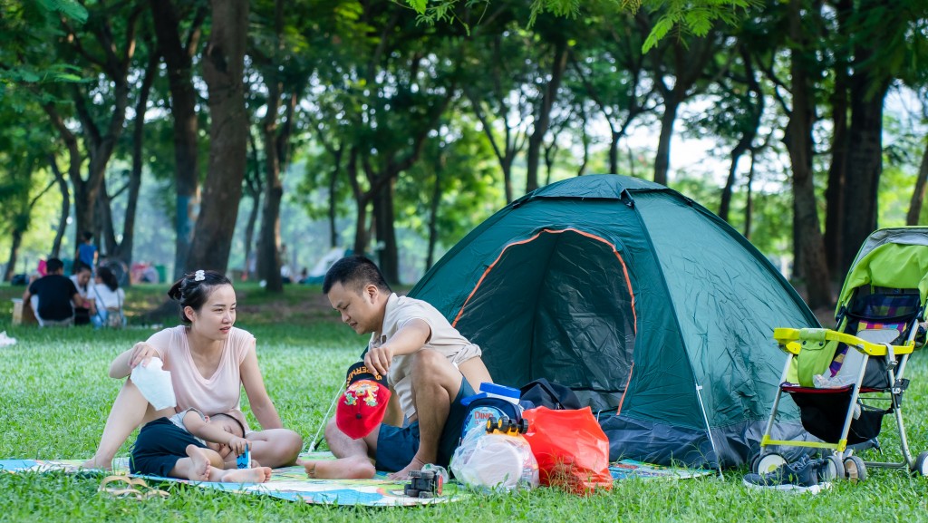 Thay vì về quê và đi chơi xa, gia đình anh Long lựa chọn công viên Yên Sở bởi công viên này có vị trí khá gần trung tâm