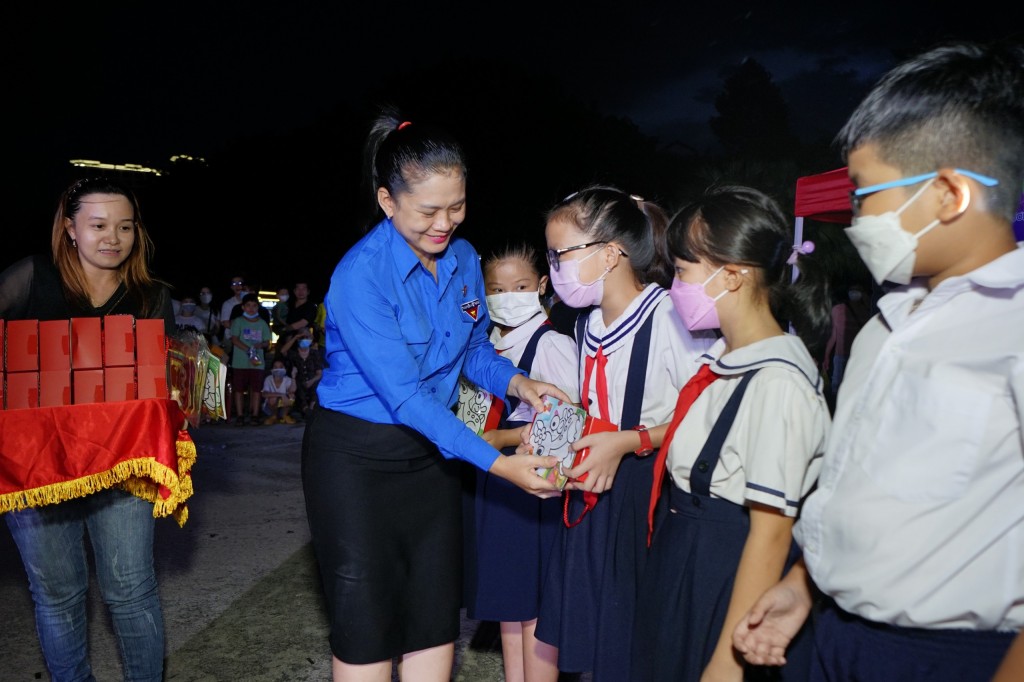 Đồng chí Trần Thị Diễm Trinh - Bí thư tỉnh đoàn Bình Dương trao và tặng quà thiếu nhi tại Sân chơi đường phố