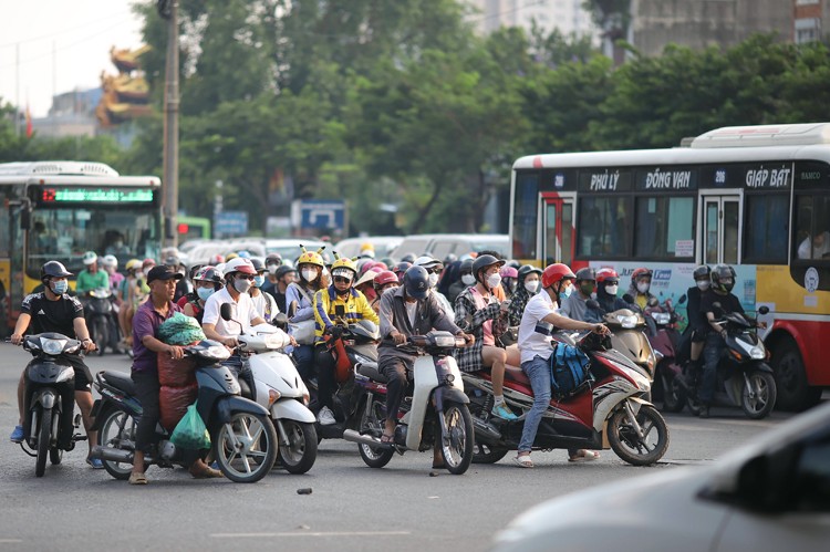 Dòng người hối hả quay trở lại Thủ đô sau kỳ nghỉ lễ Quốc Khánh