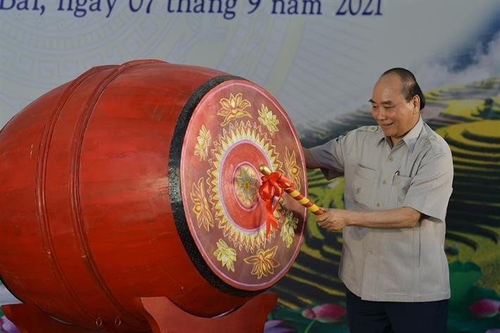 Chủ tịch nước Nguyễn Xuân Phúc đánh trống khai giảng năm học 2021-2022.