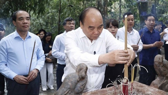 Chủ tịch nước Nguyễn Xuân Phúc dâng hương tại Khu di tích quốc gia đặc biệt Tân Trào